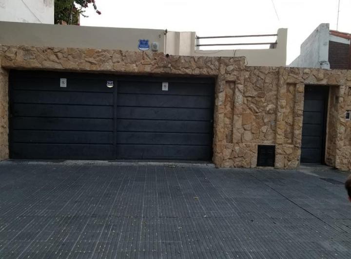 Casa · 140m² · 6 Ambientes · 2 Cocheras