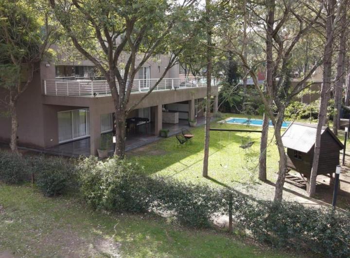 Casa · 280m² · 6 Ambientes · 2 Cocheras