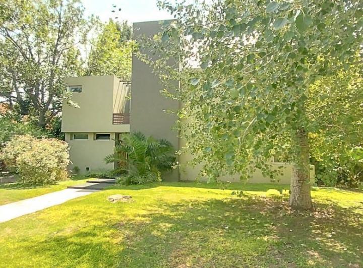 Casa · 800m² · 3 Ambientes · 1 Cochera