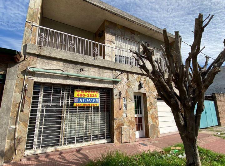 Casa · 165m² · 8 Ambientes · 1 Cochera