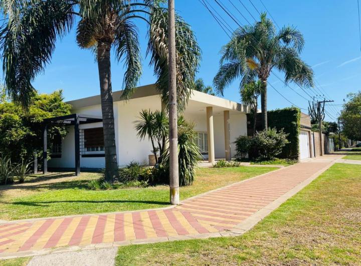 Casa · 345m² · 3 Dormitorios · 2 Cocheras