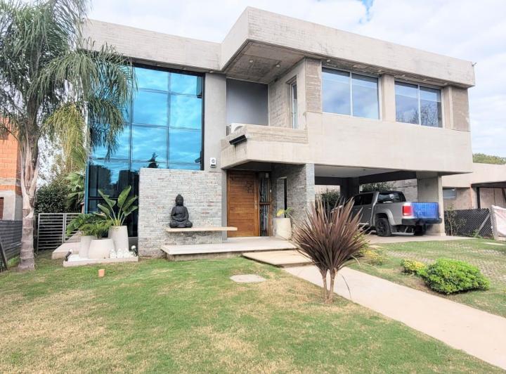 Casa · 360m² · 10 Ambientes · 2 Cocheras