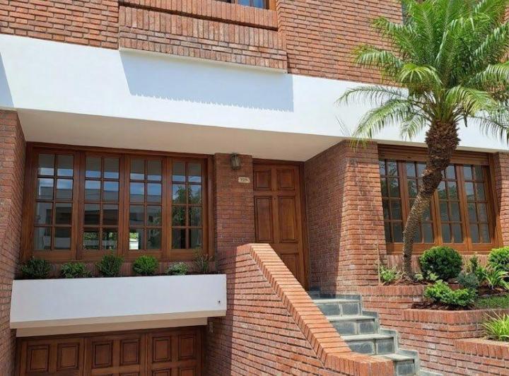 Casa · 138m² · 6 Ambientes · 2 Cocheras