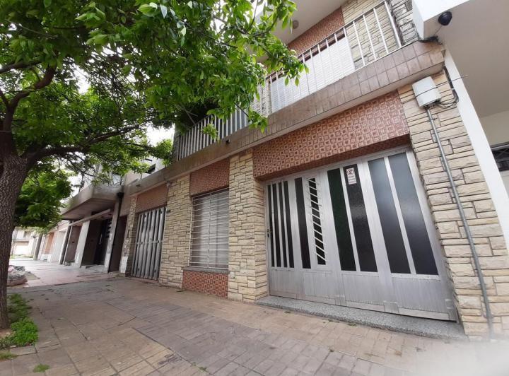 Casa · 184m² · 5 Ambientes · 2 Cocheras