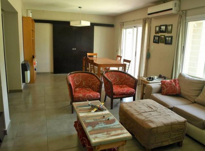 Casa · 200m² · 6 Ambientes · 2 Cocheras