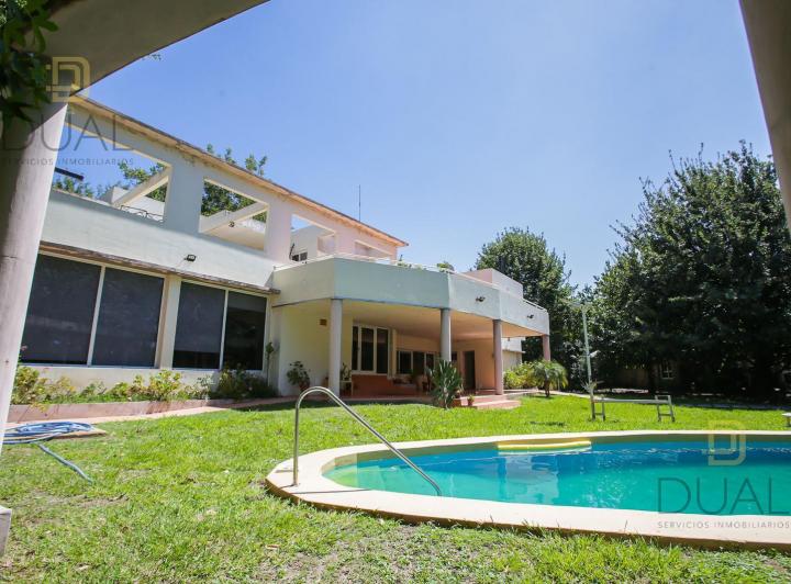 Casa · 318m² · 6 Ambientes · 2 Cocheras