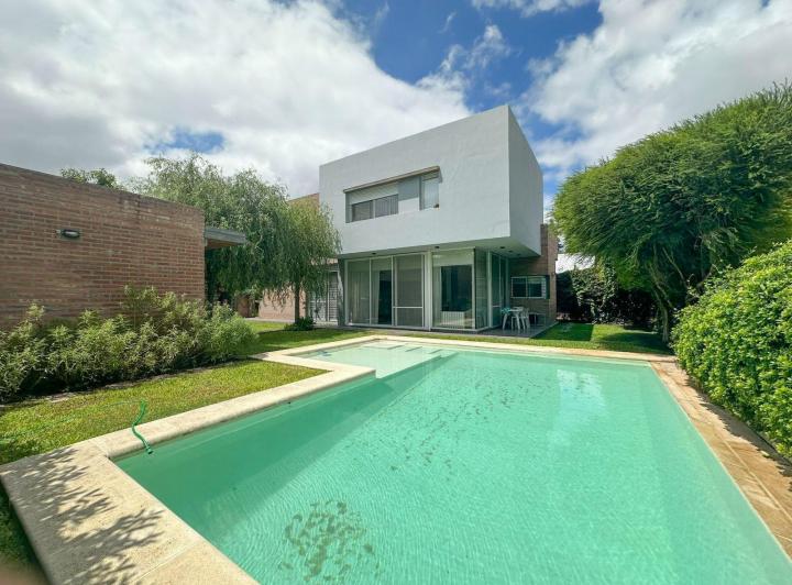 Casa · 244m² · 8 Ambientes · 4 Cocheras