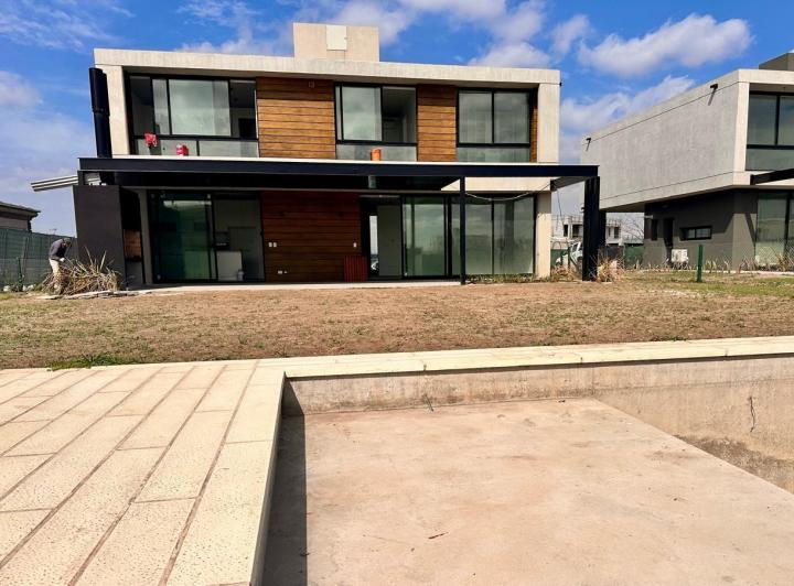Casa · 280m² · 6 Ambientes · 2 Cocheras