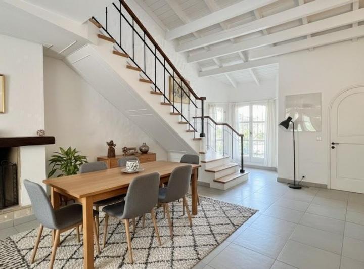 Casa · 230m² · 8 Ambientes · 2 Cocheras