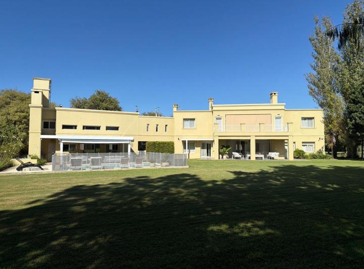 Casa · 460m² · 10 Ambientes · 3 Cocheras