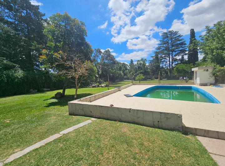 Casa · 280m² · 6 Ambientes · 3 Cocheras