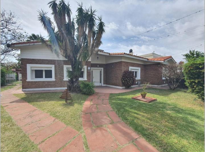 Casa · 214m² · 4 Ambientes · 1 Cochera
