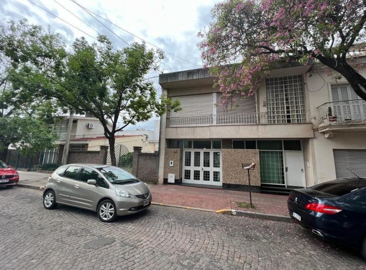 Casa · 256m² · 3 Dormitorios · 2 Cocheras