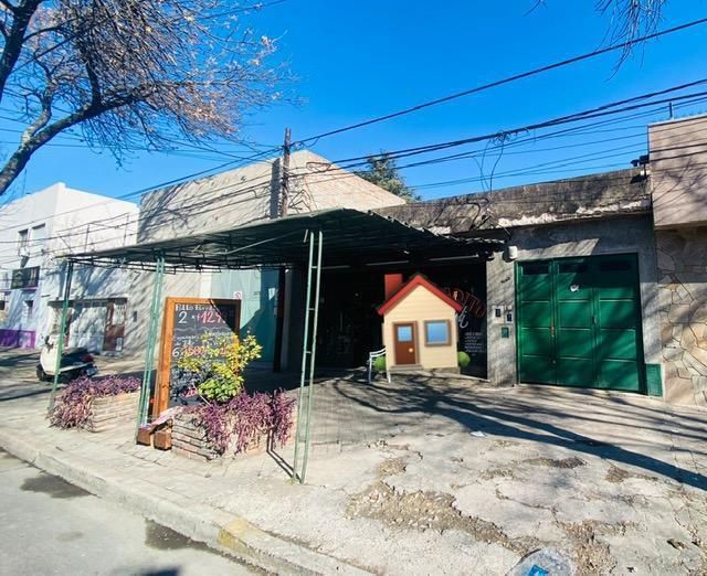 Casa · 200m² · 3 Ambientes · 2 Cocheras