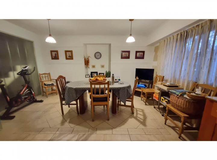 Casa · 200m² · 5 Ambientes · 3 Cocheras