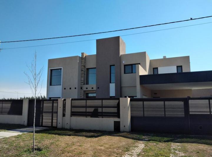 Casa · 320m² · 10 Ambientes · 2 Cocheras