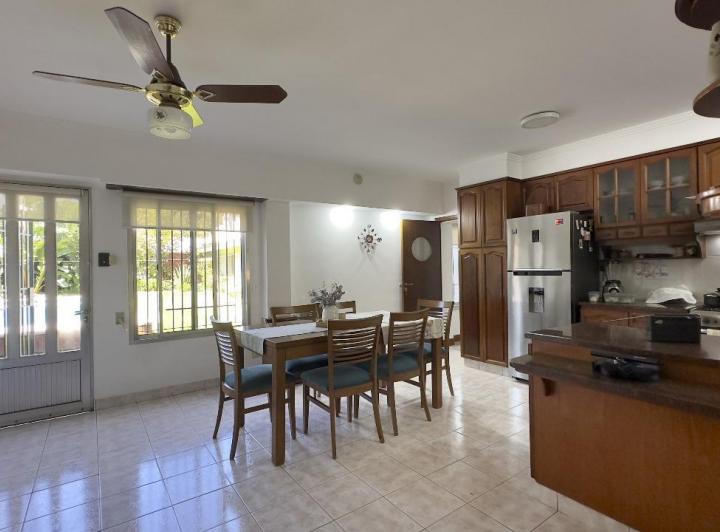 Casa · 200m² · 8 Ambientes · 3 Cocheras