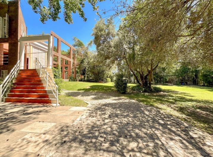 Casa · 280m² · 10 Ambientes · 1 Cochera