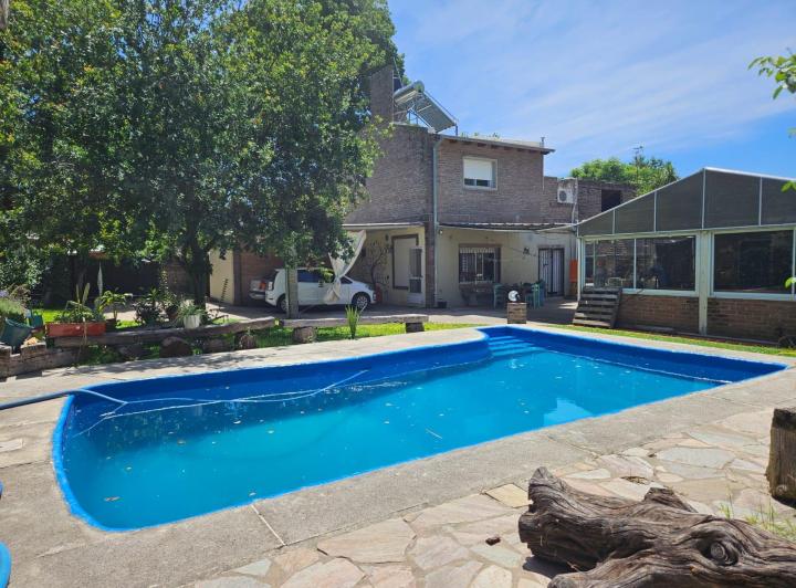 Casa · 225m² · 6 Ambientes · 2 Cocheras