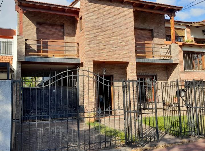 Casa · 300m² · 5 Dormitorios · 1 Cochera