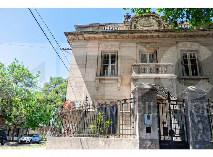 Casa · 350m² · 6 Ambientes · 2 Cocheras