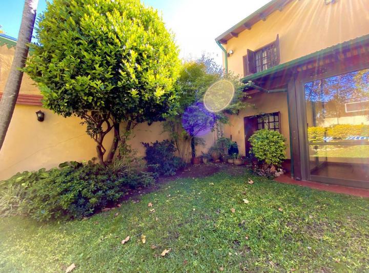 Casa · 298m² · 4 Dormitorios · 2 Cocheras