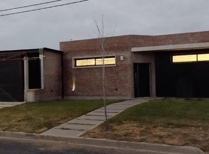 Casa · 216m² · 2 Dormitorios · 2 Cocheras
