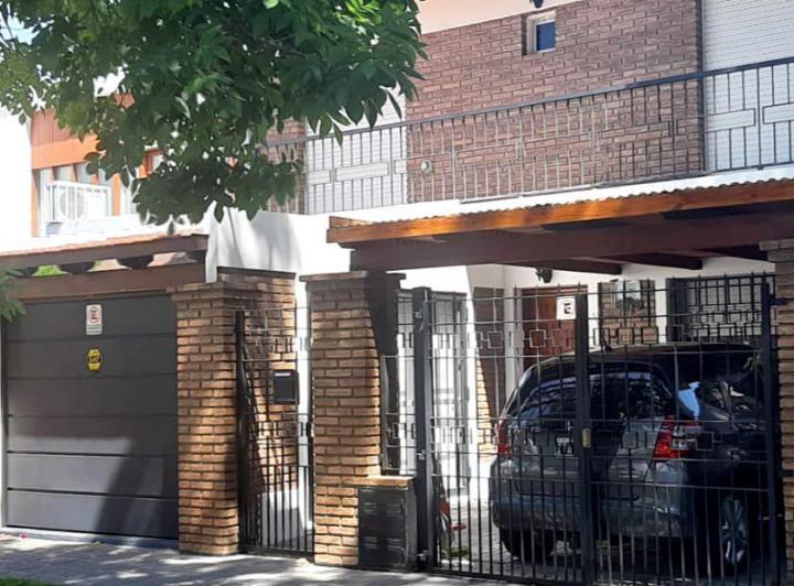 Casa · 95m² · 6 Ambientes · 2 Cocheras