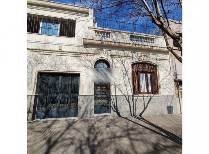Casa · 230m² · 4 Ambientes · 1 Cochera