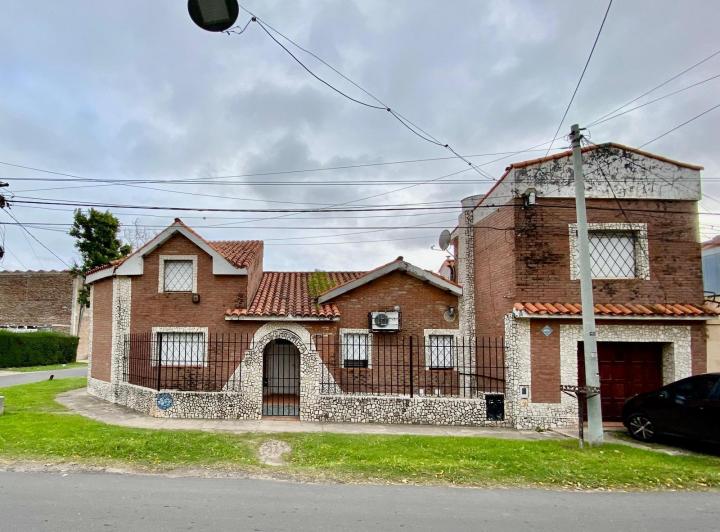 Casa · 169m² · 6 Ambientes · 2 Cocheras