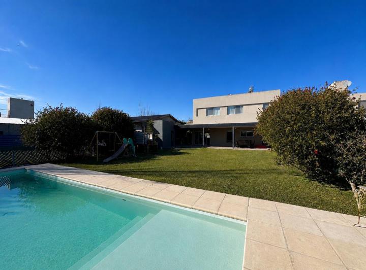 Casa · 195m² · 6 Ambientes · 1 Cochera
