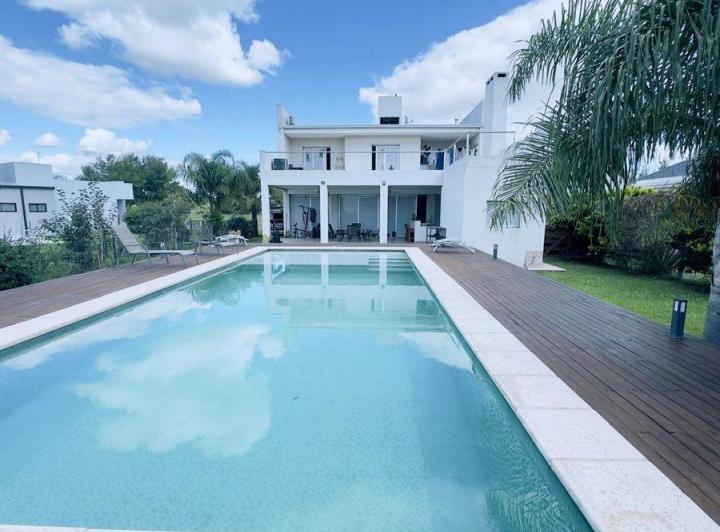 Casa · 360m² · 6 Ambientes