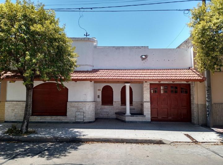 Casa · 300m² · 8 Ambientes · 1 Cochera