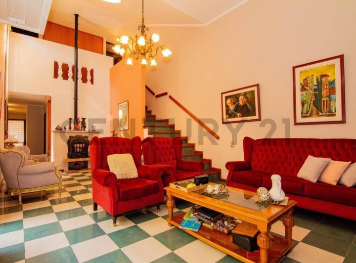 Casa · 198m² · 7 Ambientes · 1 Cochera