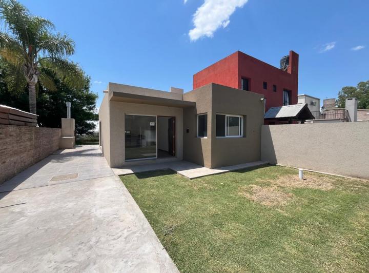 Casa · 85m² · 3 Ambientes · 2 Cocheras