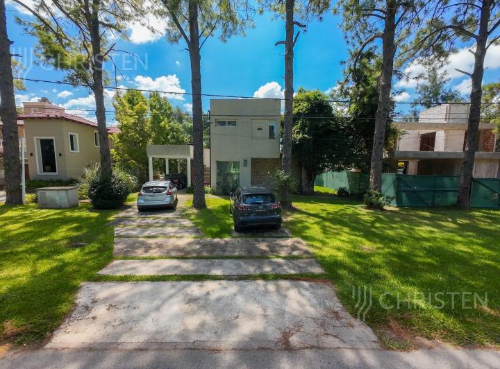 Casa · 250m² · 5 Ambientes · 3 Cocheras