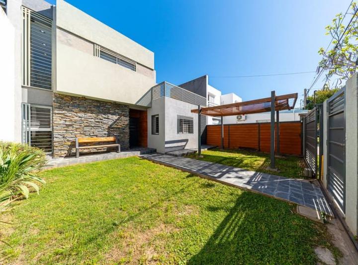 Casa · 155m² · 6 Ambientes · 2 Cocheras