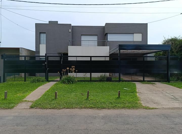 Casa · 220m² · 11 Ambientes · 2 Cocheras