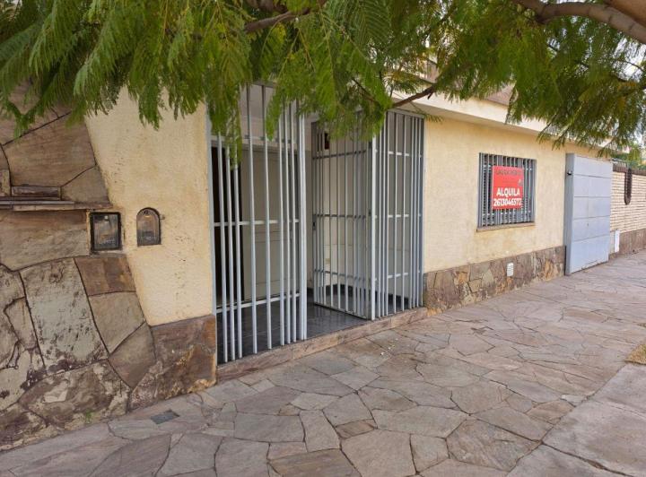Casa · 100m² · 6 Ambientes · 2 Cocheras