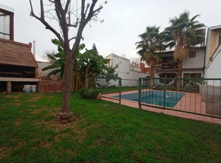 Casa · 180m² · 8 Ambientes · 3 Cocheras