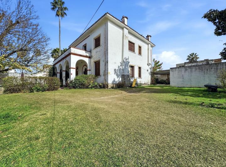 Casa · 402m² · 9 Ambientes · 2 Cocheras
