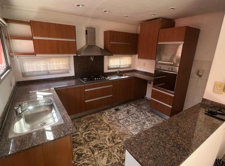 Casa · 218m² · 7 Ambientes · 1 Cochera