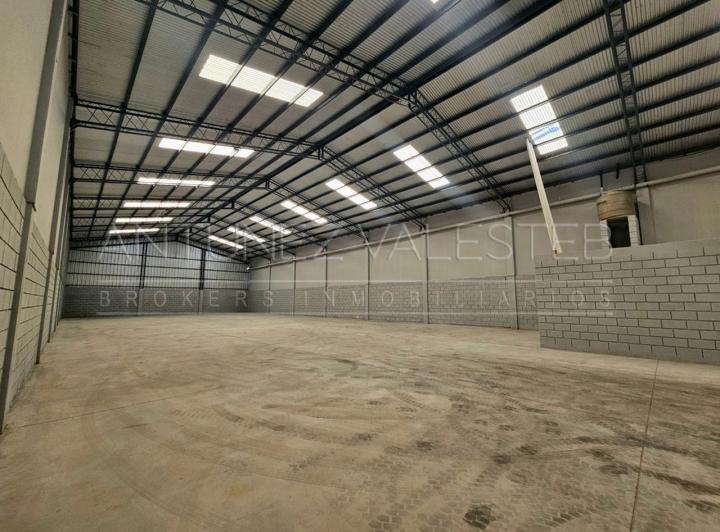 Bodega-Galpón · 640m² · 2 Ambientes · 2 Cocheras