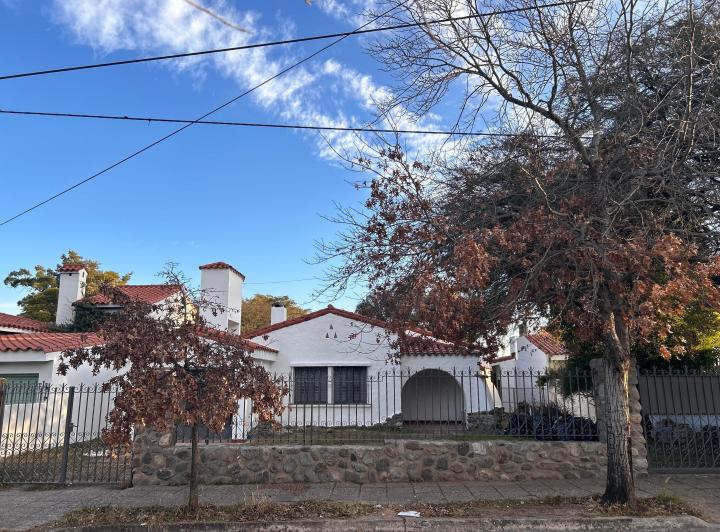 Casa · 220m² · 14 Ambientes · 2 Cocheras