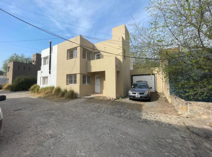 Casa · 140m² · 8 Ambientes · 2 Cocheras