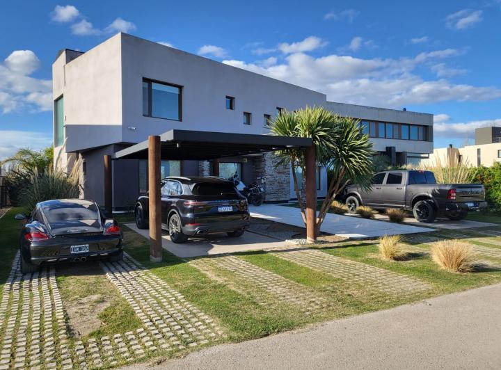 Casa · 1200m² · 8 Ambientes · 1 Cochera