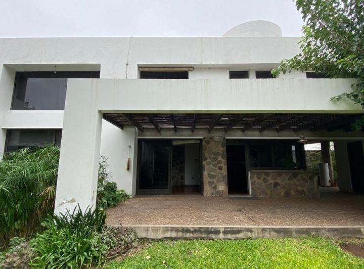 Casa · 270m² · 5 Ambientes · 4 Cocheras