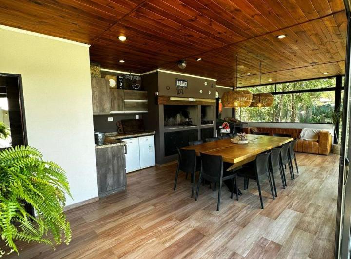 Casa · 388m² · 9 Ambientes · 2 Cocheras
