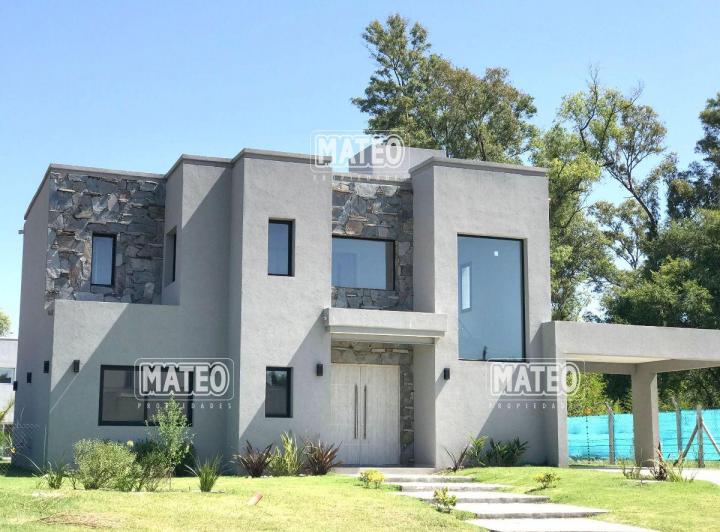 Casa · 260m² · 5 Ambientes · 2 Cocheras