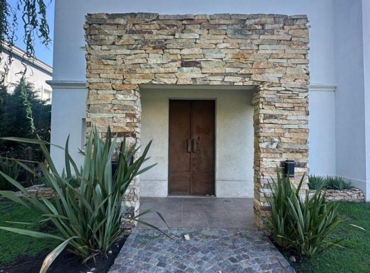 Casa · 150m² · 5 Ambientes · 2 Cocheras